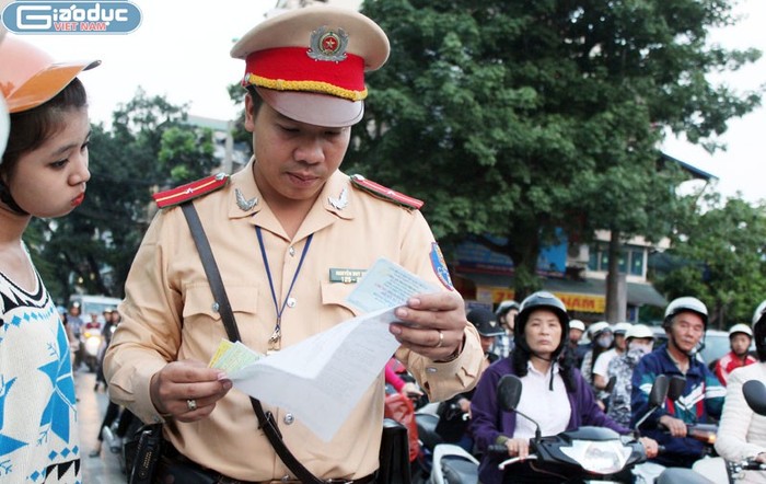 Các chủ phương tiện được kiểm tra đa phần còn rất trẻ nhưng chưa nắm rõ Nghị định 71 về việc tăng mức xử phạt xe không chính chủ nên thắc mắc không ít